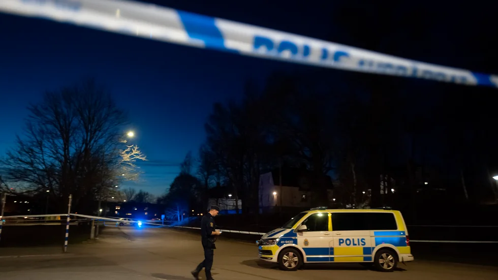 Ett stort område runt matbutiken i Oppeby var avspärrat under fredagskvällen och natten.