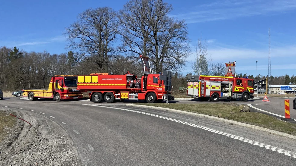 Föraren körde upp på rondellen och välte, men skadade sig inte.