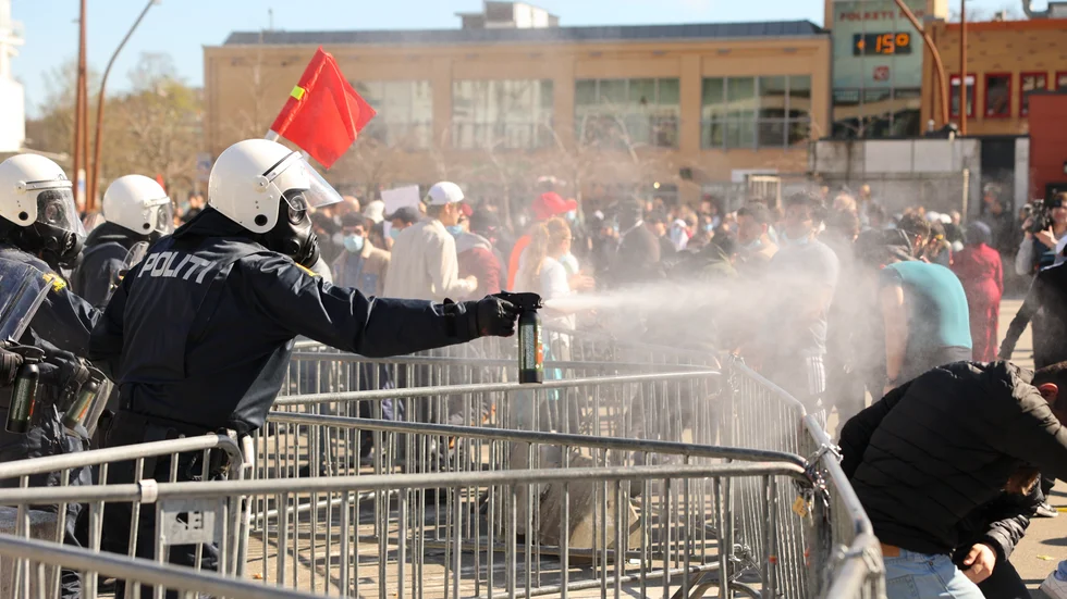 Norsk polis använde tårgas mot motdemonstranter när den antiislamiska gruppen Sian höll ett torgmöte i Sandefjord.