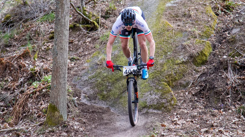 Lukas Merkel, CK Hymer, slutade tvåa i Mjölbybiken. Här tar han sig ner för "Droppet" mitt på den tekniska banan.