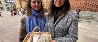 Många besökare och ökad säkerhet när domkyrkan öppnades för ukrainsk mässa: "Vi ber för fred"
