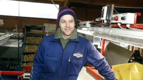 Ronny Pettersson gör sin 34:e säsong bland potatis och andra grönsaker på Stora Tollby gård. "Här har jag gjort min karriär", säger han om gården, och om Fole.