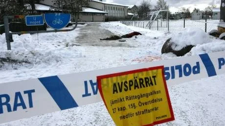 Knivdåd. Överfallet skedde vid tre-tiden på söndagsmorgonen intill skolan i Klintehamn. Foto: Tobias Wallström