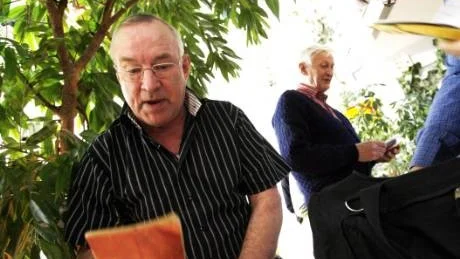 Algot Fredriksson från Ronehamn överlämnar ett flertal visböcker till Dan Lundberg, visarkivets chef, när insamlingen avslutades på Radio Gotland i går förmiddag.