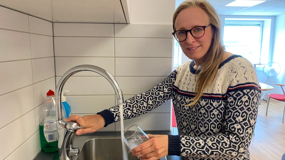 "Kyl vattnet i kylskåp istället för att spola tills det blir kallt i kranen" tipsar biträdande VA-chefen Marika Hansson.