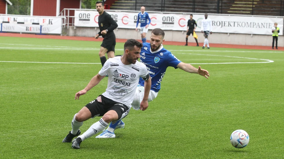 Maifs lagkapten Liridon Silka är steget före sin motståndare från Umeå FC i matchen i norrettan på Idrottsparken.