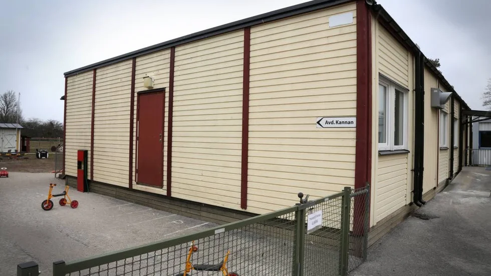 Efter att ha stått i sex år utan giltigt bygglov måste paviljongen vid Sanda skola tas bort. Den är dock stadigt förankrad med skolhuset.