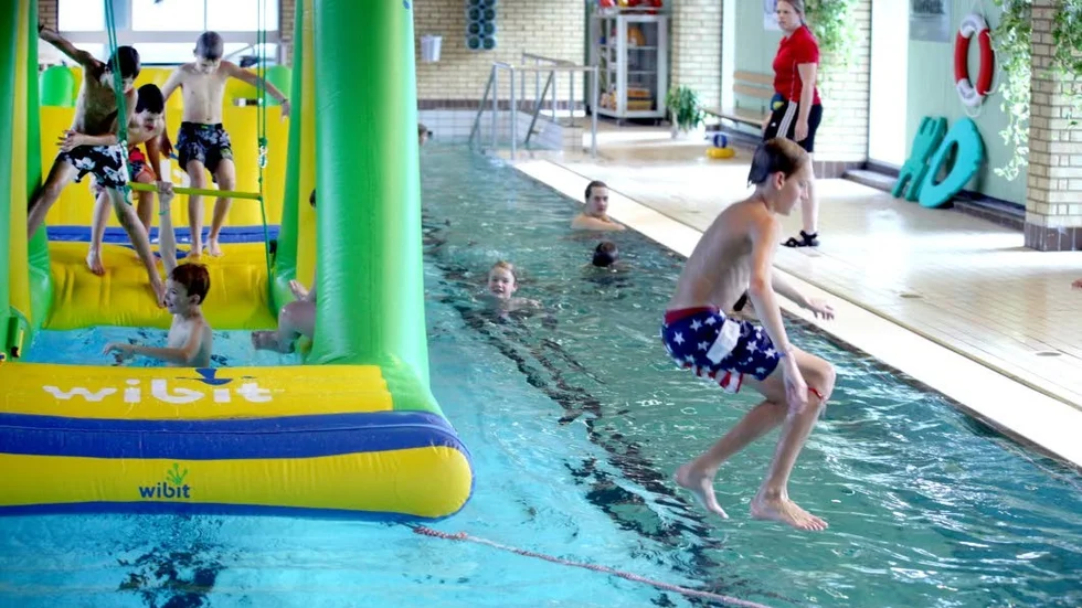 Hemsebadet ska förses med en rostfri stålbassäng.