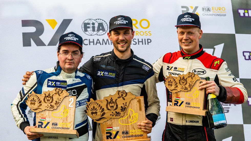 Anton Marklund vann första EM-tävlingen i stor stil. Här flankeras han av tvåan, Enzo Ide och trean Ulrik Linnemann.