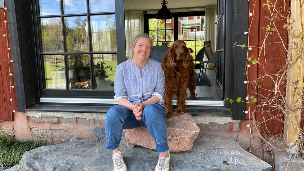 Ewa-Lena tillsammans med och hunden Molly.