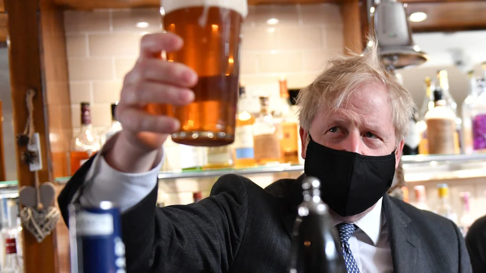 Alkohol och tobak drev upp detaljhandelsförsäljningen i Storbritannien i april. På bilden som togs förra året dricker premiärminister Boris Johnson en öl. Arkivbild.