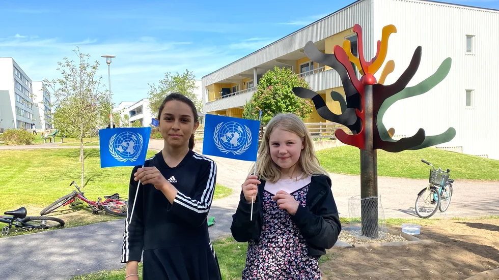Fatima Dudaj och Novalie Eriksson vid globträdet. "Jag trodde att det var en hängare som man kunde hänga grejer i", säger Novalie.