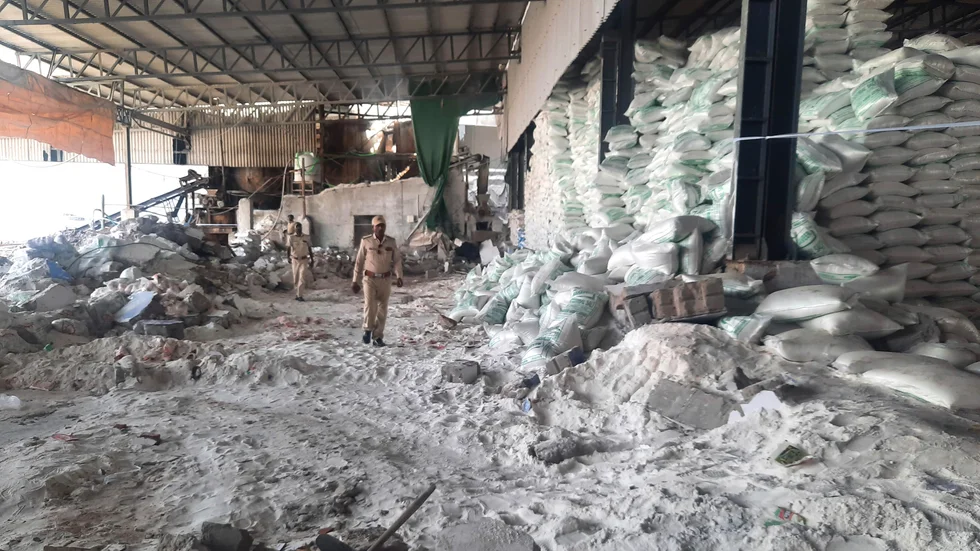 En vägg kollapsade på en saltförpackningsfabrik i delstaten Gujarat i västra Indien. Minst tolv fabriksarbetare uppges ha dött i olyckan.