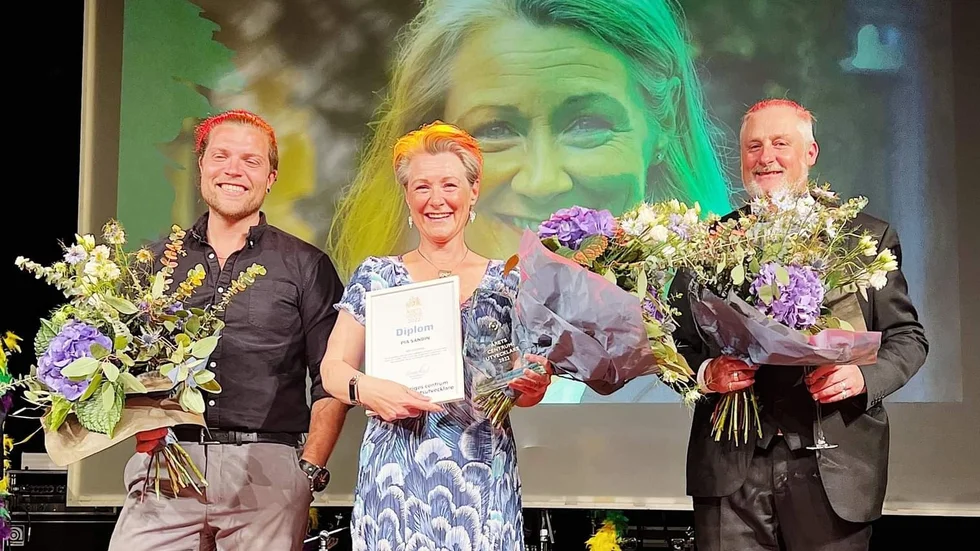 Tobias Ahlstedt, till höger, flankerar vinnaren Pia Sandin. Till höger Nils-Petter Nilsson från Växjö.