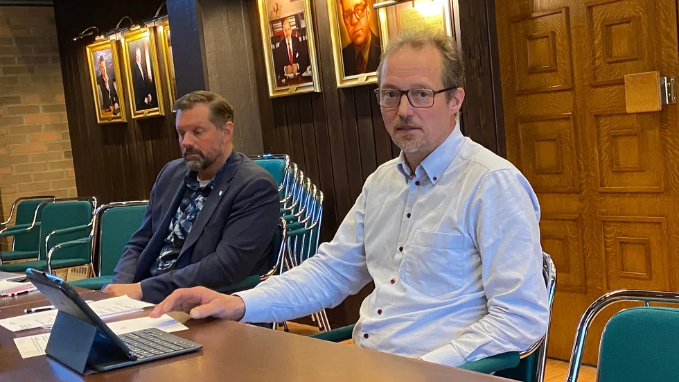 "Det är nödvändiga åtgärder", säger förvaltningschefen Ola Karlsson och barn- och utbildningsnämndens ordförande Peter Karlsson (C) om nämndens sparplan och uppmaningen att alla ska dra ner på kostnaderna så mycket det går.