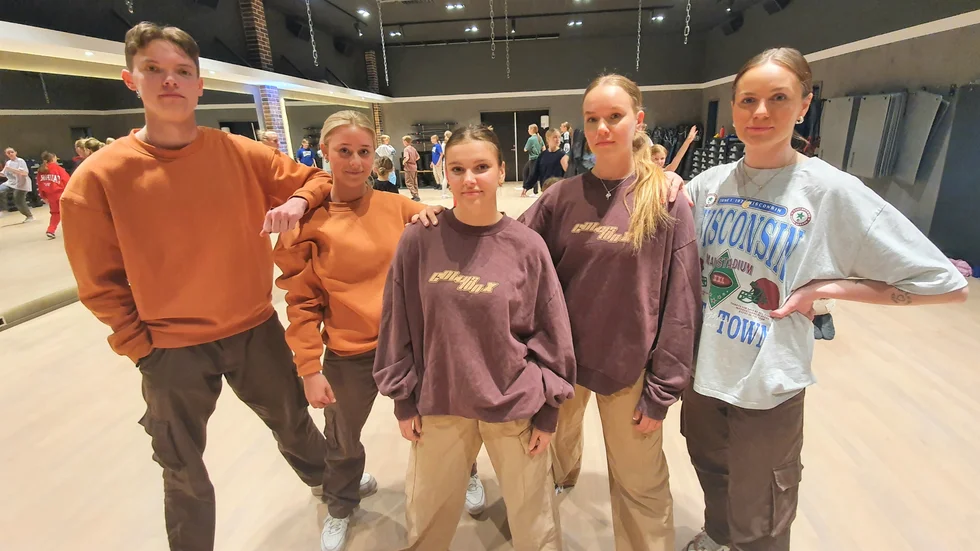No Name Dance Crew från Visby dansskola dansar för guld. Här från vänster: Jonathan Sigalit, Ella Jenshammar, Elin Lindvall, Tindra Tumegård och Wilma Rosvall. I gruppen ingår även Lovisa Nittler och Pelle Bendelin.