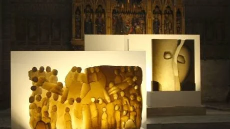 Monumentalt framför högaltaret i domkyrkan står "River" och den skulptur som gett namn åt utställningen "Lost Blues".
