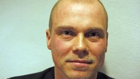 sanningssägare. Affärsutveckling är roligt, svårt och ibland farligt. Henrik Bergqvist har fickorna fulla av exempel där det slagit snett. Men, givetvis finns det råd.