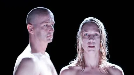 Anders Hambraeus och Sanna Krepper i pjäsen "Ur vulkanens mun". Fotograf: Magnus Wahman / riksteatern