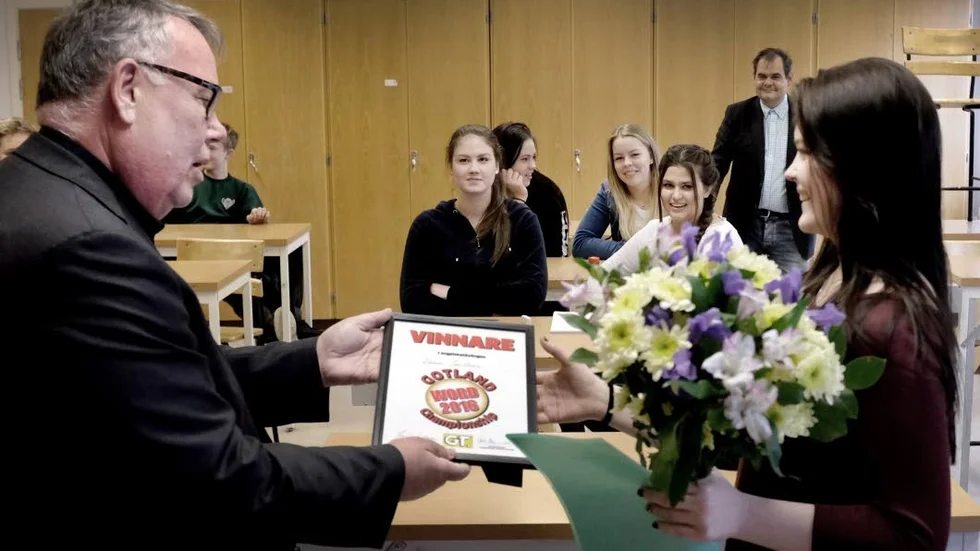 GT:s redaktionschef Ulf Hammarlund lämnade över blommor och diplom till Linnea Jakobsson innan klassen bjöds på tårta.