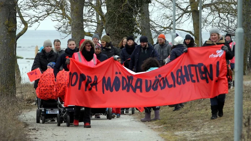 Marsch mot mödradödligheten på strandpromenaden.