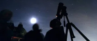 Magnifik fullmåne och meteorfyrverkeri i augusti