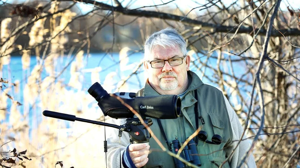 Fågelskådning. Den forna landstingsdirektören Ulf Öhman är sedan tre år ordförande i Norrbottens Ornitologiska Förening. Nu efterlyser han juridisk kompetens för att kunna bevara fågellivet i norr.