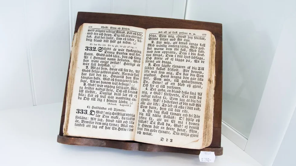 Antik. Bland hyllorna på Myrorna hittar Extra en gammal bibel från 1700-talet.