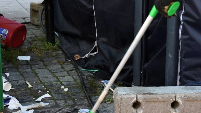 Skräp. Det blev en tidig morgon för söndagens tappra städare.