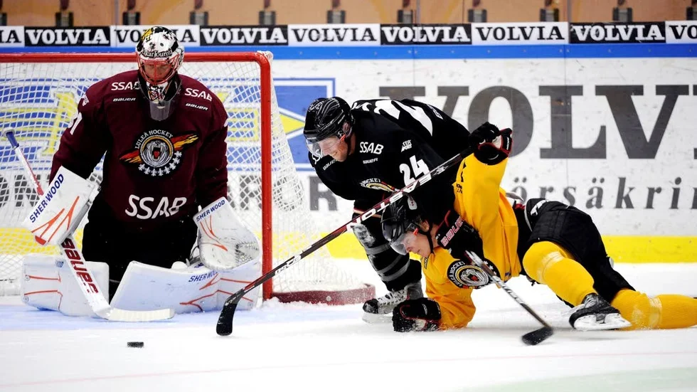 Petter Lindberg har Luleå Hockey som moderklubb och spelade i klubbens juniorlag som ung. Här i duell med Cam Abbott under en träning med A-laget.