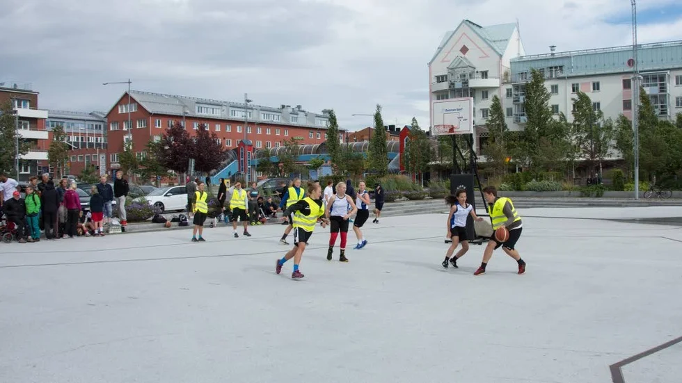 Snabba bollar. Laget Lilbroomsticks i gula varselvästar spelade mot Wallas, ett lag med spelare från Bergnäset.