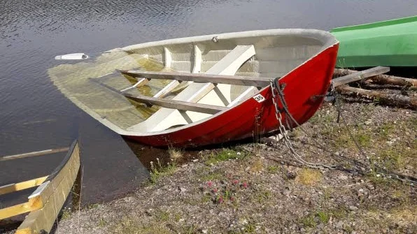 Vattennivå. Det är betydligt högre vatten än i vanliga fall vid Lena Lundins stuga.