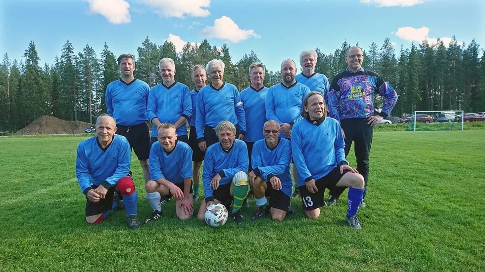Kaunisvaara. Här är segrarna i veteranmatchen mellan Kaunisvaara och Parkalombolo. Bakre raden från vänster: Mikael Strand, Björn Lehto, Carl-Erik Skogfält, Gotthard Uusitalo, John Karlström, Per-Ola Mettävainio, Tomas Lehto och Leif Pekkari.
Nedre raden från vänster: Nils Essberg, Tommy Krekula, Lennart Lantto, Kjell-Åke Lahti och Kenneth Krekula. Karl-Henrik Mettävainio och Stig Karlström (ledare) saknas på bilden.