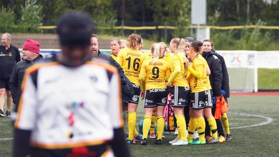 Segerjubel. Det var ett nöjt Notviken som jublade efter matchen. Nu saknas det bara tre poäng innan kvalplatsen är bärgad.