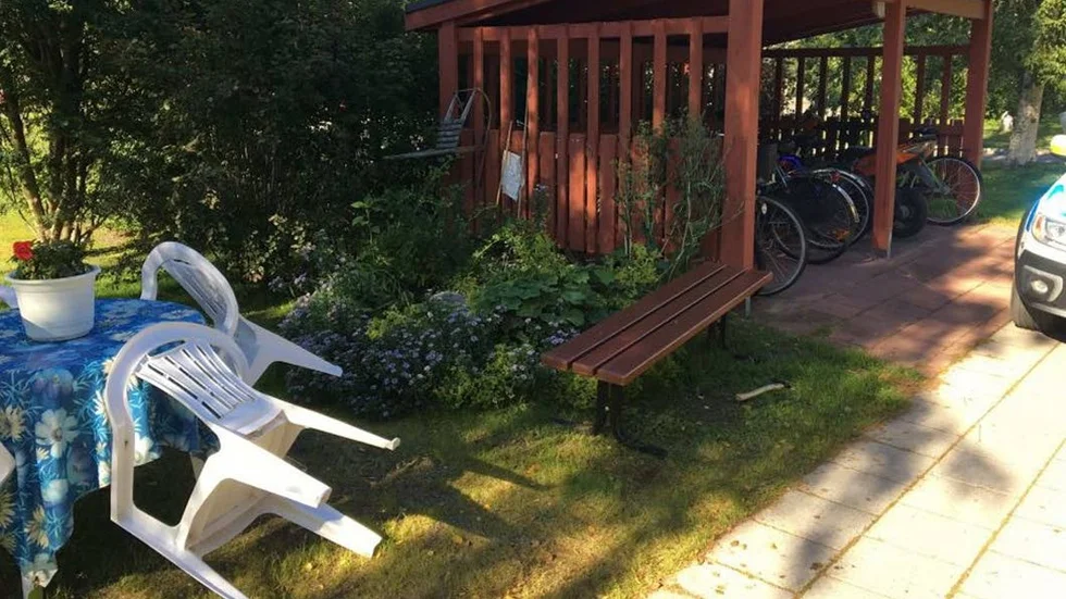 Här ska den nu åtalade 48-åringen ha huggit en man i nacken med en yxa.