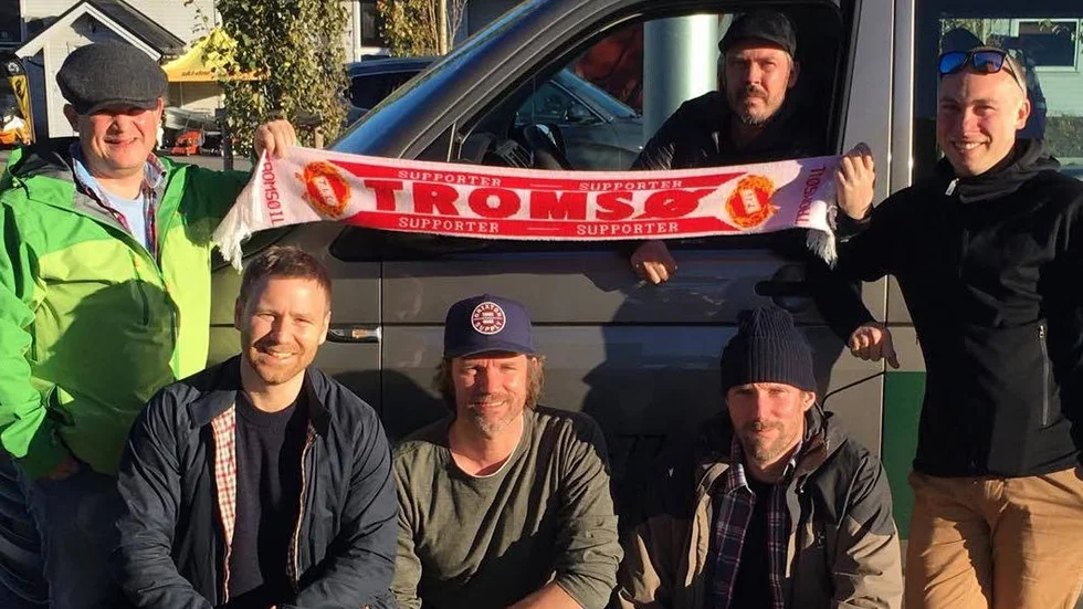 Tromsösupportrar. 39 mil enkel väg för att se sitt norska favoritlag - det är ingen match för  Junna Tuoremaa, Robert Unga (chaufför), Andreas Raattamaa, Reine Tuoremaa, Robin Tuoremaa och Fredrik Siekas. Bilden är tagen i Setermoen mellan Kiruna och Tromsö.