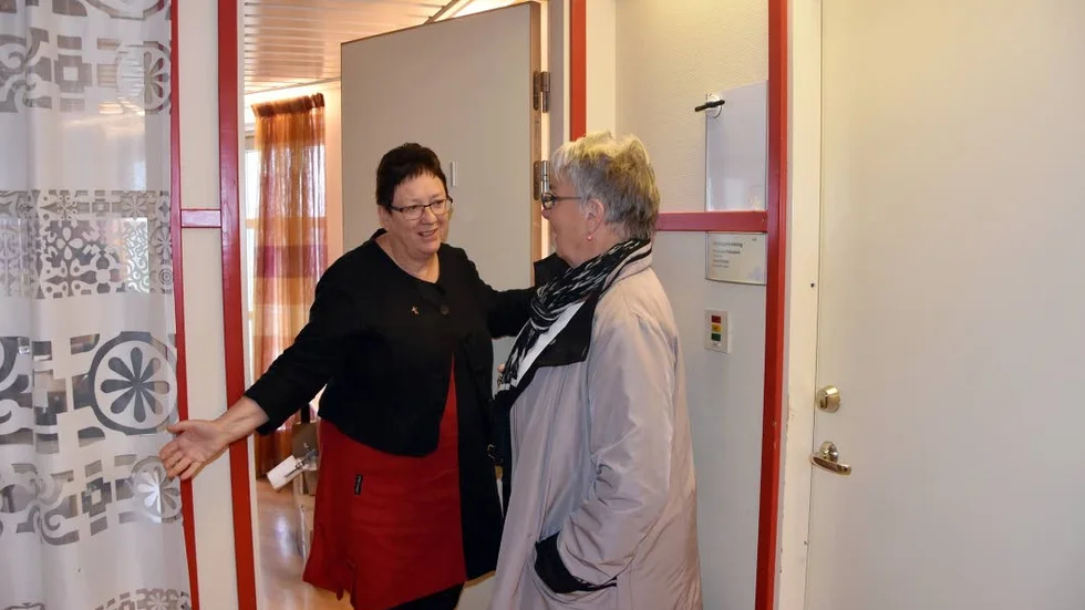 Stoppas. Britt-Marie Loggert-Andrén (S), ordförande i utbilndingsnämnden, stoppar oppositionspolitikern Rigmor Åström (M) att delta i mötet.