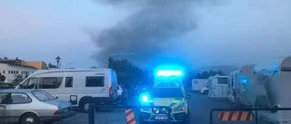 Båtbrand i småbåtshamn – båt övertänd