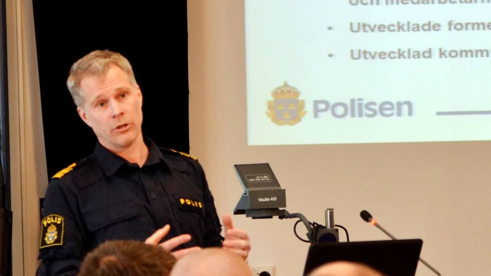 Generellt. Lars Öberg, polisens områdeschef i östra Norrbotten, vill inte uttala sig om Mikael Larssons agerande. "Det får stå för honom."