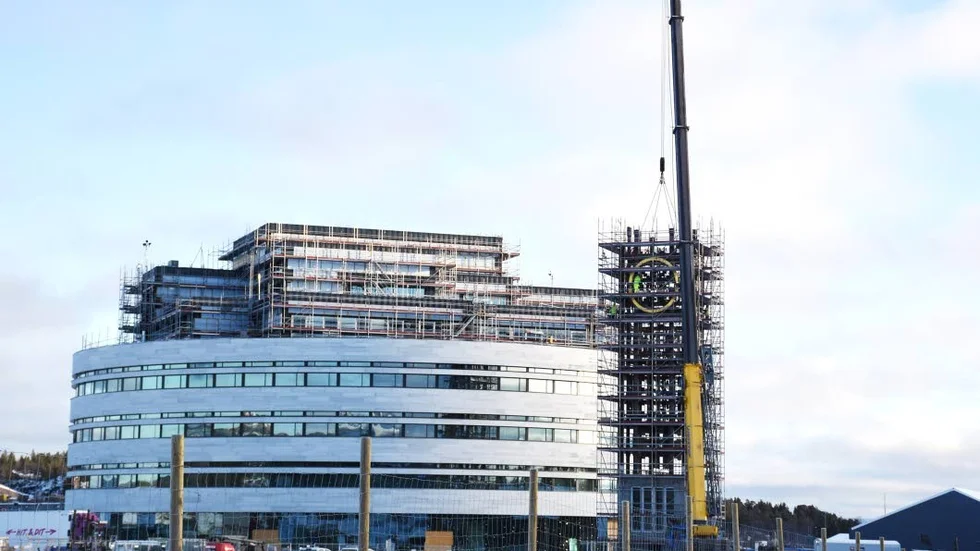 Hel. Nu är urtavlan på klocktornet hel igen. I december ska det sista göras innan klockan kan börja spela i nya centrum.