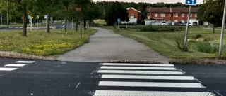 Slarvigt målade vägar får Åkersbor att skratta