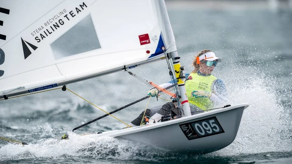 Josefin Olsson blev etta och tia under tisdagens seglingar. Det ser inte ut att räcka till medalj när VM avgörs på onsdagen.