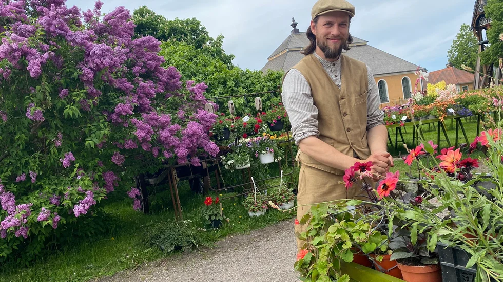 "Det känns roligt att ha en sån trädgårdsförebild på platsen där Olof Strindberg arbetat i större delen av sitt liv. Det finns många historier om honom. Han lär dessutom ha varit en mycket snäll och omtyckt person," säger Albin Vedin. Syrenen bakom honom planterades av just Olof Strindberg. 