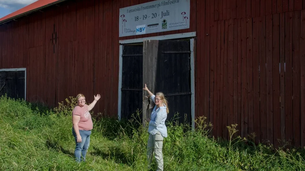 Filmladan ligger mitt ute i grönskan på den idylliska sörmländska landsbygden.
