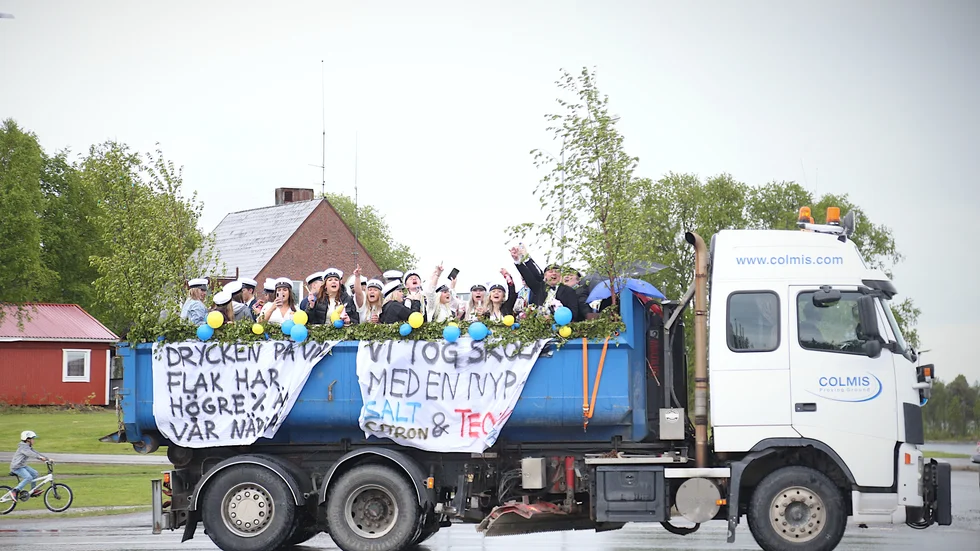 Himlen öppnade sig lagom till flakåkningen men det var inget som bekom de festsugna studenterna. Musiken ljöd och humöret var på topp.