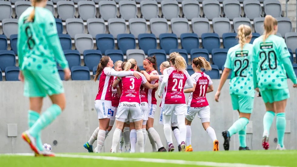 Uppsala jublar efter Helén Ekes 2–0-mål. 