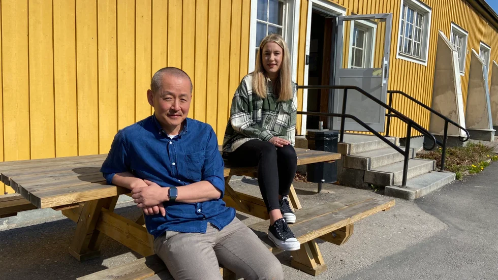 Magnus Moström och Anna Pontén har flyttat in i fritidshuset Dazzet på Järvenskolans skolgård. De ska hjälpa elever som till exempel har hög skolfrånvaro, saknar fritidssysselsättning eller har det tufft hemma. 