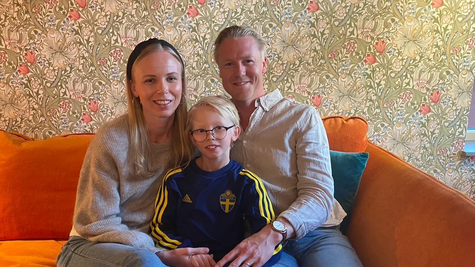 Cecilia, Carl och Fredrik Blomqvist har mått bra av att flytta från Uppsala till Stadsparken i Mariefred. Cecilia Blomqvist lider av ME och nu har makarna valt att gå ut och berätta om hur sjukdomen kan påverka en familj. "Carl har varit till stor hjälp, han kokar sin gröt själv", berömmer mamma.