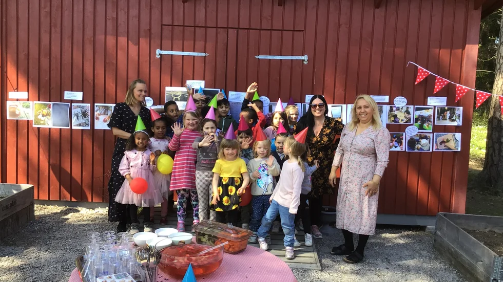 Efter det åtta månader långa projektet kunde äntligen förskolebarnen och pedagogerna fira både boksläpp och spindelfödelsedag. 