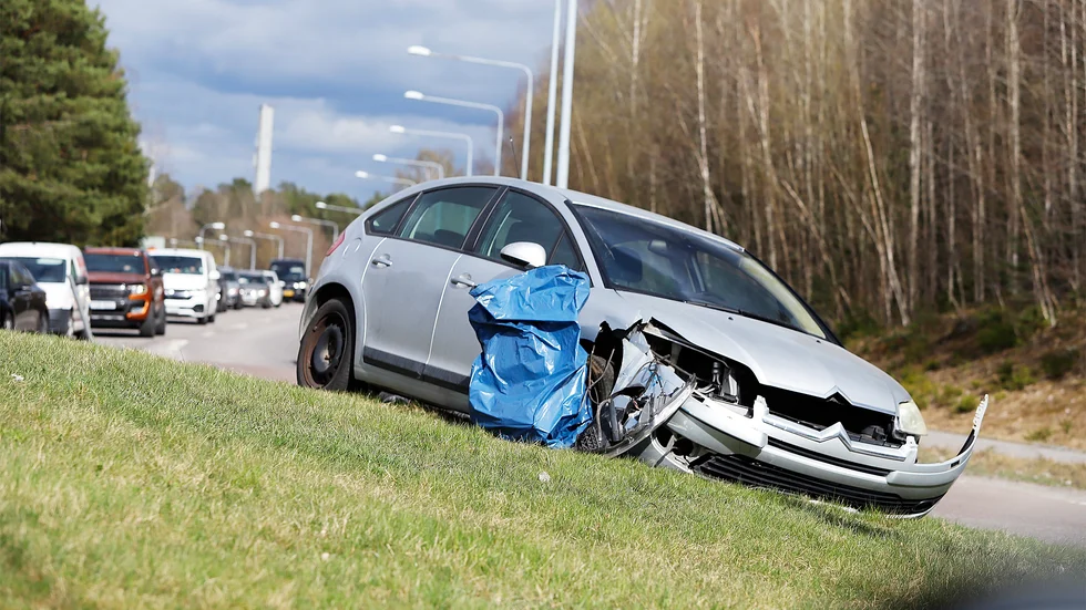Olycksbilen rammade en stolpe och fick stopp först en bra bit upp i rondellen.